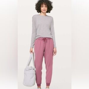 Lululemon On the Fly Jogger in color Misty Merlot